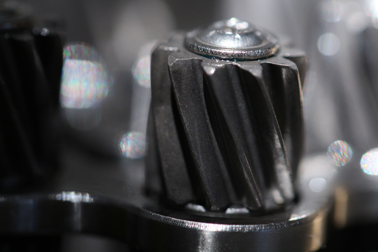 Helical planet pinion